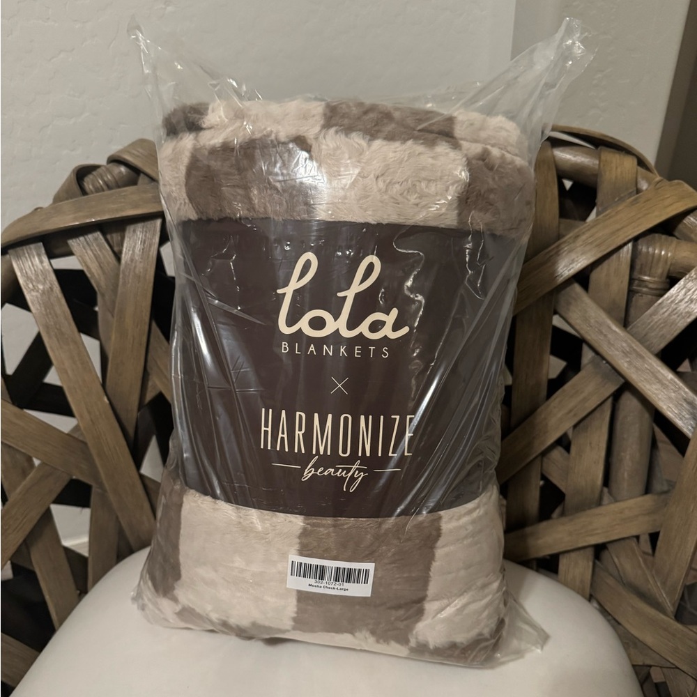 NWT Lola Blankets Mocha Check Large - Picture 6 of 7